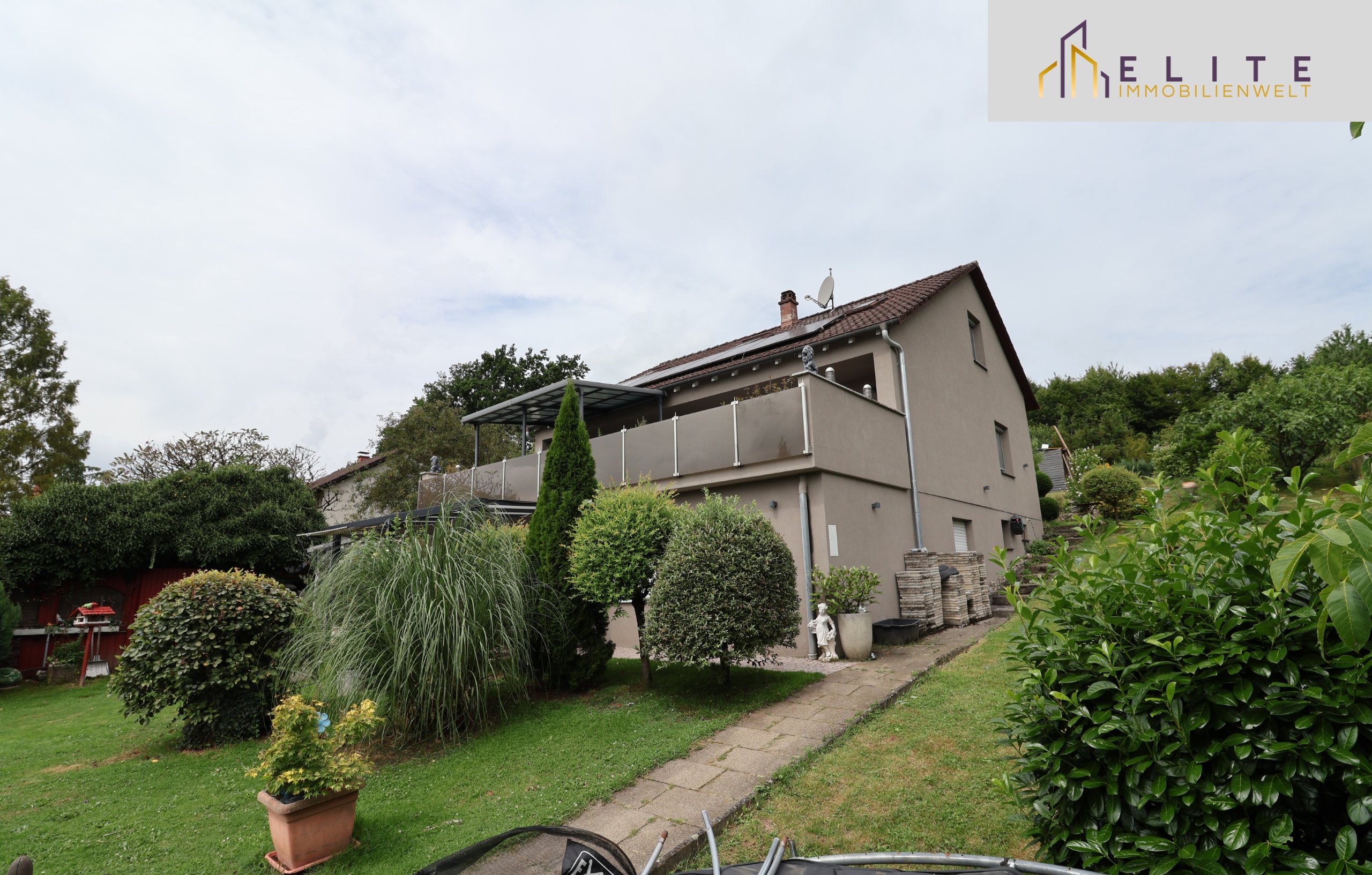 Gepflegtes Zweifamilienhaus mit Gartenparadies & Pool
